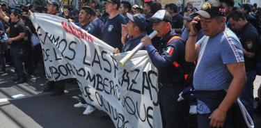 Bomberos bloquean Tlalpan a la altura de San Antonio Abad