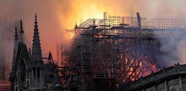Notre Dame será reconstruida, promete Macron y dice que se ha evitado lo peor