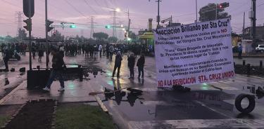 Reubicación de tianguis en Santa Cruz Meyehualco termina en bloqueos y riña
