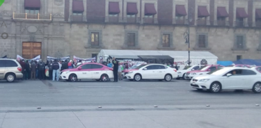 Taxistas protestan en el Zócalo de la CDMX