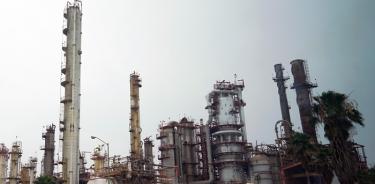 Capacidad productiva de las refinerías aumentó de 38 a 50%: AMLO