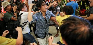 Se enfrentan en Hong Kong grupos pro y antigobierno