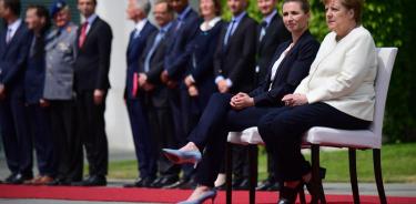 Angela Merkel participa sentada en recepción a primera ministra danesa