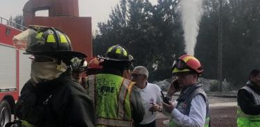 Servicios de emergencia atienden fuga de vapores de agua en Iztacalco