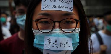 Multitud enmascarada desafía prohibición en Hong Kong