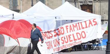 Bomberos arman casas de campaña en el Zócalo para exigir pagos