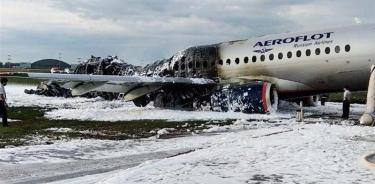 Hallan cajas negras de avión incendiado en Moscú
