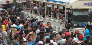 Guatemala critica que grupos de migrantes usan la fuerza para entrar