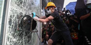Desafían jóvenes a Pekín con asalto al Parlamento de Hong Kong