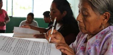 El INEA alfabetiza, enseña primaria y secundaria a 64 mil indígenas
