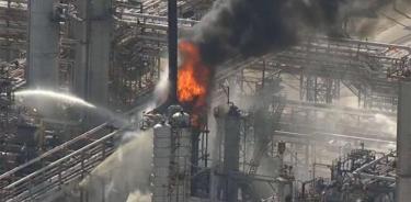 Explosión en refinería de Texas deja al menos 34 heridos