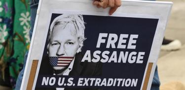 Ecuador dará a EU computadoras, celulares y documentos de Assange