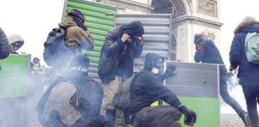 Los “chalecos amarillos” retoman la violencia en París