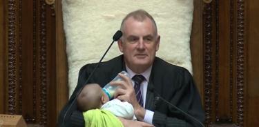 Presidente del parlamento neozelandés alimenta a bebé en pleno debate