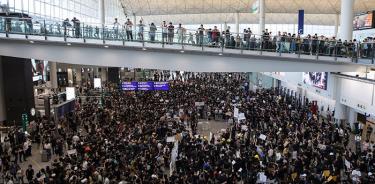 Partidarios prodemocracia toman el aeropuerto de Hong Kong