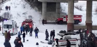 Mueren 18 personas al caer un autobús en un río helado en Siberia