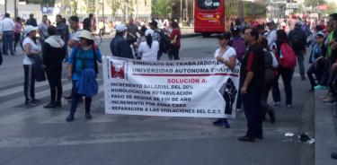 Manifestantes bloquean Reforma e impiden paso del Metrobús