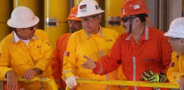 Recorre López Obrador la plataforma petrolera Xikin