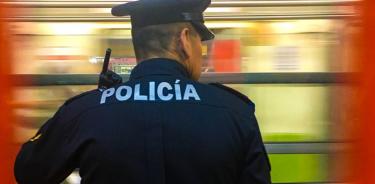 Policías auxilian a mujer que denunció agresión en el Metro