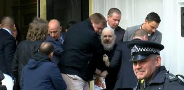 Assange permanecerá en prisión hasta juicio de extradición