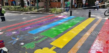 Pintan arcoíris de la diversidad en pasos peatonales de la Zona Rosa