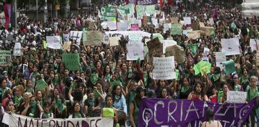 Con pañuelos verdes, cientos de mujeres marcharon a favor del aborto