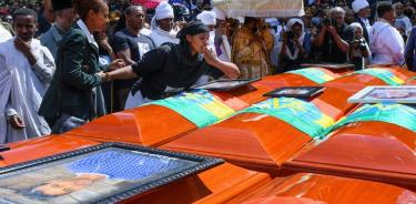 Con ataúdes vacíos, miles honran a víctimas de accidente aéreo en Etiopía