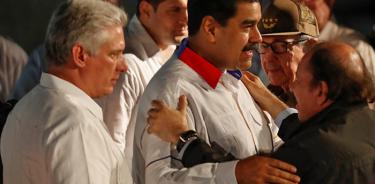 Abrazo de dictadores bolivarianos en Cuba