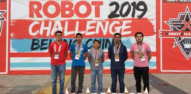 Estudiantes ganan cinco medallas en torneo de robótica en China