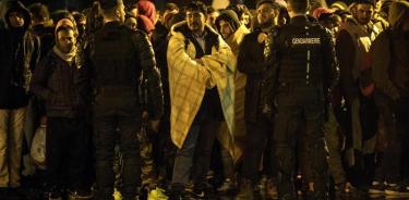 Francia desaloja dos campamentos de migrantes en París