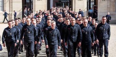 Macron rinde homenaje a bomberos que extinguieron el fuego de Notre Dame