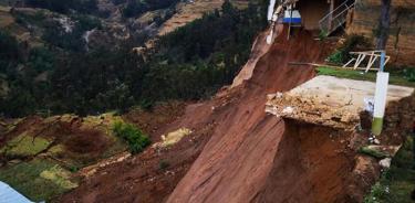 Alud de tierra deja a 80 familias afectadas en Perú