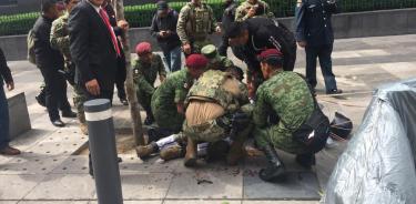 Paracaidista cae sobre la calle Corregidora y se lesiona en Desfile Militar