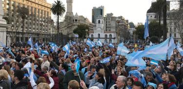 Marchan miles argentinos en apoyo al gobierno de Macri