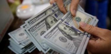 Dólar sigue a la baja, cierra en 19.76 pesos a la venta en bancos