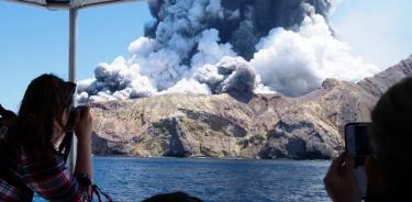 Erupción de volcán en isla de Nueva Zelanda; sin esperanzas de sobrevivientes