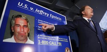Detienen a dos guardias que vigilaban la celda donde se suicidó Epstein