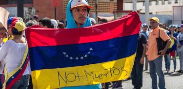 Guaidó pide protestar hasta lograr elecciones libres