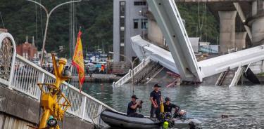 Colapsa puente sobre barcos pesqueros en Taiwán