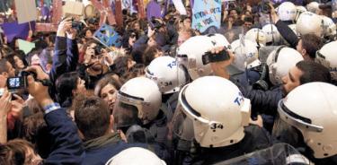 La policía reprime la marcha en Estambul