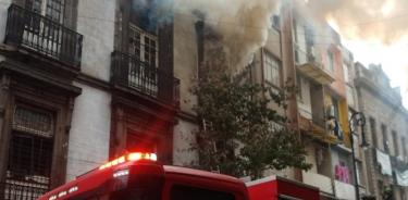 Hay riesgo de derrumbe en edificio incendiado en Centro Histórico