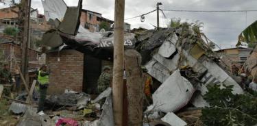 Cae avioneta sobre viviendas en Colombia; mueren siete personas