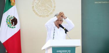 Llama López Obrador a empresarios a terminar hospitales inconclusos