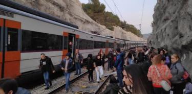 Un choque frontal entre dos trenes provoca  1 muerto y 105 heridos en Barcelona
