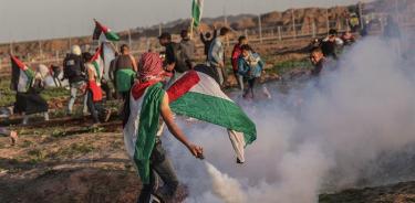 Miles de palestinos protestan en la frontera de Gaza por el bloqueo israelí
