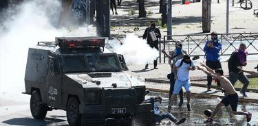 Chilenos desafían el toque de queda; disturbios dejan ocho muertos