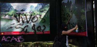 Encapuchados vandalizan comercios y Palacio Nacional en marcha de los 43 normalistas desaparecidos