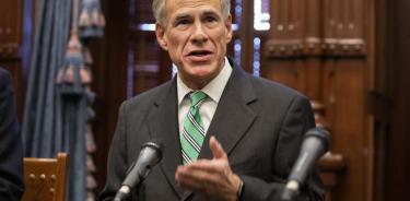 Gobernador pidió “defender” a Texas de “ilegales” un día antes de tiroteo