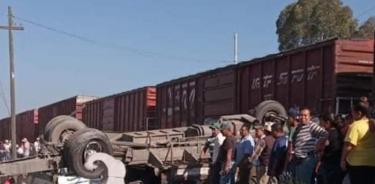 Tren embiste camión de pasajeros en Querétaro; hay al menos nueve muertos