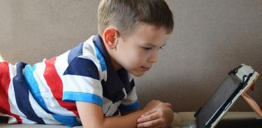 Niños deben evitar pantallas electrónicas y el sedentarismo: OMS